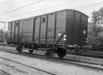 167512 Afbeelding van de gesloten goederenwagen nr. NS 16171 (type CHEK) van de N.S. op het emplacement te Maarn.
